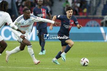 2023-10-21 - Vitinha of PSG, left Junior Mwanga of Strasbourg during the French championship Ligue 1 football match between Paris Saint-Germain and RC Strasbourg on October 21, 2023 at Parc des Princes stadium in Paris, France - FOOTBALL - FRENCH CHAMP - PARIS SG V STRASBOURG - FRENCH LIGUE 1 - SOCCER