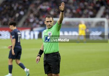 2023-10-21 - Referee Bastien Dechepy during the French championship Ligue 1 football match between Paris Saint-Germain and RC Strasbourg on October 21, 2023 at Parc des Princes stadium in Paris, France - FOOTBALL - FRENCH CHAMP - PARIS SG V STRASBOURG - FRENCH LIGUE 1 - SOCCER