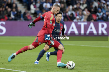 2023-10-21 - Strasbourg goalkeeper Matz Sels, Lee Kang-in of PSG during the French championship Ligue 1 football match between Paris Saint-Germain and RC Strasbourg on October 21, 2023 at Parc des Princes stadium in Paris, France - FOOTBALL - FRENCH CHAMP - PARIS SG V STRASBOURG - FRENCH LIGUE 1 - SOCCER