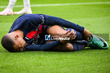 2023-10-21 - Kylian MBAPPE of PSG looks injured during the French championship Ligue 1 football match between Paris Saint-Germain and RC Strasbourg on October 21, 2023 at Parc des Princes stadium in Paris, France - FOOTBALL - FRENCH CHAMP - PARIS SG V STRASBOURG - FRENCH LIGUE 1 - SOCCER