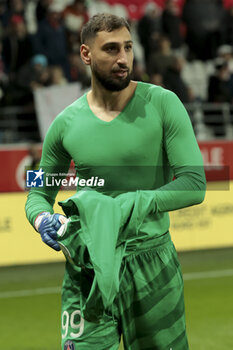 2023-11-11 - PSG goalkeeper Gianluigi Donnarumma salutes the supporters following the French championship Ligue 1 football match between Stade de Reims and Paris Saint-Germain on November 11, 2023 at Auguste Delaune stadium in Reims, France - FOOTBALL - FRENCH CHAMP - REIMS V PARIS SG - FRENCH LIGUE 1 - SOCCER