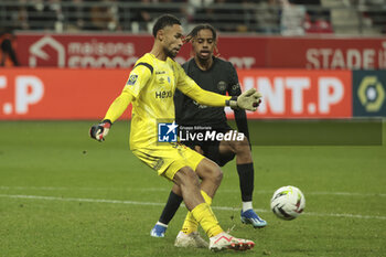 2023-11-11 - Reims goalkeeper Yehvann Diouf, Bradley Barcola of PSG during the French championship Ligue 1 football match between Stade de Reims and Paris Saint-Germain on November 11, 2023 at Auguste Delaune stadium in Reims, France - FOOTBALL - FRENCH CHAMP - REIMS V PARIS SG - FRENCH LIGUE 1 - SOCCER