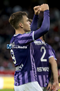 2023-11-12 - Thijs Dallinga of Toulouse celebrates his goal during the French championship Ligue 1 football match between Losc Lille and Toulouse Herault SC on November 12, 2023 at Decathlon Arena Stade Pierre Mauroy in Villeneuve-d'Ascq near Lille, France - FOOTBALL - FRENCH CHAMP - LILLE V TOULOUSE - FRENCH LIGUE 1 - SOCCER