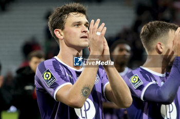 2023-11-12 - Thijs Dallinga of Toulouse salutes the supporters following the French championship Ligue 1 football match between Losc Lille and Toulouse Herault SC on November 12, 2023 at Decathlon Arena Stade Pierre Mauroy in Villeneuve-d'Ascq near Lille, France - FOOTBALL - FRENCH CHAMP - LILLE V TOULOUSE - FRENCH LIGUE 1 - SOCCER