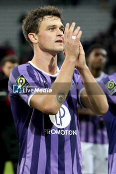 2023-11-12 - Thijs Dallinga of Toulouse salutes the supporters following the French championship Ligue 1 football match between Losc Lille and Toulouse Herault SC on November 12, 2023 at Decathlon Arena Stade Pierre Mauroy in Villeneuve-d'Ascq near Lille, France - FOOTBALL - FRENCH CHAMP - LILLE V TOULOUSE - FRENCH LIGUE 1 - SOCCER
