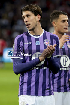 2023-11-12 - Stijn Spierings of Toulouse salutes the supporters following the French championship Ligue 1 football match between Losc Lille and Toulouse Herault SC on November 12, 2023 at Decathlon Arena Stade Pierre Mauroy in Villeneuve-d'Ascq near Lille, France - FOOTBALL - FRENCH CHAMP - LILLE V TOULOUSE - FRENCH LIGUE 1 - SOCCER