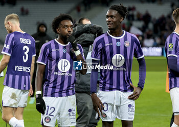 2023-11-12 - Warren Kamanzi, Ibrahim Cissoko of Toulouse salutes the supporters following the French championship Ligue 1 football match between Losc Lille and Toulouse Herault SC on November 12, 2023 at Decathlon Arena Stade Pierre Mauroy in Villeneuve-d'Ascq near Lille, France - FOOTBALL - FRENCH CHAMP - LILLE V TOULOUSE - FRENCH LIGUE 1 - SOCCER