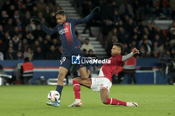 2023-11-24 - Bradley Barcola of PSG, Ismail Jakobs of Monaco during the French championship Ligue 1 football match between Paris Saint-Germain and AS Monaco on November 24, 2023 at Parc des Princes stadium in Paris, France - FOOTBALL - FRENCH CHAMP - PARIS SG V MONACO - FRENCH LIGUE 1 - SOCCER