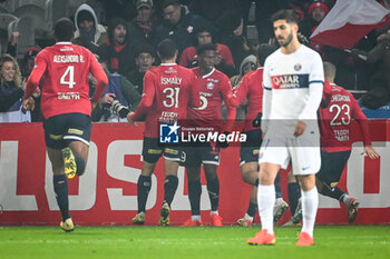 2023-12-17 - Jonathan DAVID of Lille celebrate his goal with teammates and Marco ASENSIO of PSG looks dejected during the French championship Ligue 1 football match between Losc Lille and Paris Saint-Germain on December 17, 2023 at Pierre Mauroy stadium in Villeneuve-d'Ascq near Lille, France - FOOTBALL - FRENCH CHAMP - LILLE V PARIS SG - FRENCH LIGUE 1 - SOCCER