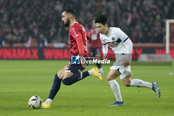 2023-12-17 - Nabil Bentaleb of Lille, Lee Kang-in of PSG during the French championship Ligue 1 football match between Losc Lille and Paris Saint-Germain on December 17, 2023 at Pierre Mauroy stadium in Villeneuve-d'Ascq near Lille, France - FOOTBALL - FRENCH CHAMP - LILLE V PARIS SG - FRENCH LIGUE 1 - SOCCER