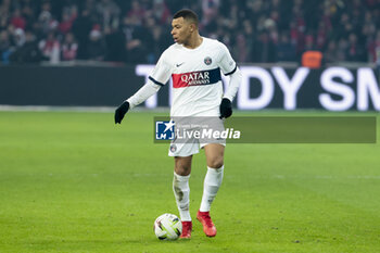 2023-12-17 - Kylian Mbappe of PSG during the French championship Ligue 1 football match between Losc Lille and Paris Saint-Germain on December 17, 2023 at Pierre Mauroy stadium in Villeneuve-d'Ascq near Lille, France - FOOTBALL - FRENCH CHAMP - LILLE V PARIS SG - FRENCH LIGUE 1 - SOCCER