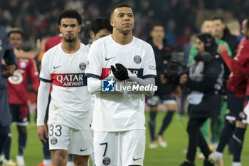 2023-12-17 - Kylian Mbappe of PSG salutes the supporters following during the French championship Ligue 1 football match between Losc Lille and Paris Saint-Germain on December 17, 2023 at Pierre Mauroy stadium in Villeneuve-d'Ascq near Lille, France - FOOTBALL - FRENCH CHAMP - LILLE V PARIS SG - FRENCH LIGUE 1 - SOCCER