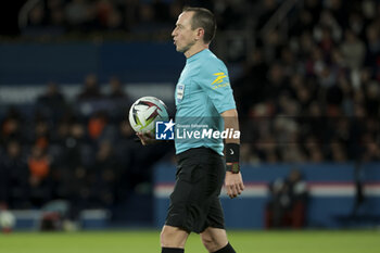 2023-12-20 - Referee Ruddy Buquet during the French championship Ligue 1 football match between Paris Saint-Germain and FC Metz on December 20, 2023 at Parc des Princes stadium in Paris, France - FOOTBALL - FRENCH CHAMP - PARIS SG V METZ - FRENCH LIGUE 1 - SOCCER