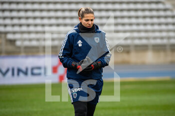 2023-02-04 - Camille Pecharman of Paris FC warms up ahead of the Women's French championship, D1 Arkema football match between Paris FC and Dijon FCO on February 4, 2023 at Sebastien Charlety stadium in Paris, France - FOOTBALL - WOMEN'S FRENCH CHAMP - PARIS FC V DIJON - FRENCH WOMEN DIVISION 1 - SOCCER