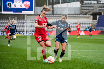 2023-02-04 - Jenna Hellstrom of Dijon FCO and Eseosa Aigbogun of Paris FC fight for the ball during the Women's French championship, D1 Arkema football match between Paris FC and Dijon FCO on February 4, 2023 at Sebastien Charlety stadium in Paris, France - FOOTBALL - WOMEN'S FRENCH CHAMP - PARIS FC V DIJON - FRENCH WOMEN DIVISION 1 - SOCCER