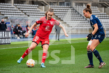 2023-02-04 - Madeline Roth of Dijon FCO and Thea Greboval of Paris FC fight for the ball during the Women's French championship, D1 Arkema football match between Paris FC and Dijon FCO on February 4, 2023 at Sebastien Charlety stadium in Paris, France - FOOTBALL - WOMEN'S FRENCH CHAMP - PARIS FC V DIJON - FRENCH WOMEN DIVISION 1 - SOCCER