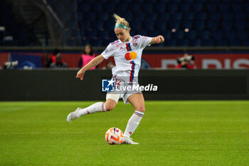 2023-05-21 - Ellie Carpenter of Olympique Lyonnais controls the ball during the Women's French championship D1 Arkema football match between Paris Saint-Germain and Olympique Lyonnais (Lyon) on May 21, 2023 at Parc des Princes stadium in Paris, France - FOOTBALL - WOMEN'S FRENCH CHAMP - PARIS SG V LYON - FRENCH WOMEN DIVISION 1 - SOCCER