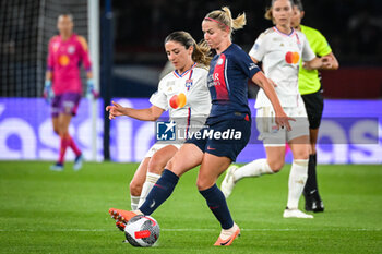 2023-10-01 - Danielle VAN DE DONK of Lyon and Jackie GROENEN of PSG during the women’s French championship D1 Arkema football match between Paris Saint Germain and Olympique Lyonnais on October 1, 2023 at Parc des Princes stadium in Paris, France - FOOTBALL - WOMEN'S FRENCH CHAMP - PARIS SG V LYON - FRENCH WOMEN DIVISION 1 - SOCCER