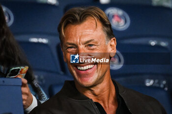 2023-10-01 - Herve RENARD during the women’s French championship D1 Arkema football match between Paris Saint Germain and Olympique Lyonnais on October 1, 2023 at Parc des Princes stadium in Paris, France - FOOTBALL - WOMEN'S FRENCH CHAMP - PARIS SG V LYON - FRENCH WOMEN DIVISION 1 - SOCCER