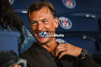 2023-10-01 - Herve RENARD during the women’s French championship D1 Arkema football match between Paris Saint Germain and Olympique Lyonnais on October 1, 2023 at Parc des Princes stadium in Paris, France - FOOTBALL - WOMEN'S FRENCH CHAMP - PARIS SG V LYON - FRENCH WOMEN DIVISION 1 - SOCCER
