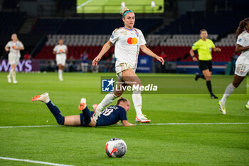 2023-09-15 - Ellie Carpenter of Olympique Lyonnais and Jade Le Guilly of Paris Saint Germain fight for the ball during the women’s French championship D1 Arkema football match between Paris Saint Germain and Olympique Lyonnais on October 1, 2023 at Parc des Princes stadium in Paris, France - FOOTBALL - WOMEN FRENCH CHAMP - PARIS SG V LYON - FRENCH WOMEN DIVISION 1 - SOCCER