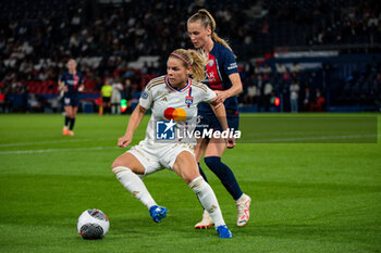 2023-09-15 - Eugenie Le Sommer of Olympique Lyonnais and Jade Le Guilly of Paris Saint Germain fight for the ball during the women’s French championship D1 Arkema football match between Paris Saint Germain and Olympique Lyonnais on October 1, 2023 at Parc des Princes stadium in Paris, France - FOOTBALL - WOMEN FRENCH CHAMP - PARIS SG V LYON - FRENCH WOMEN DIVISION 1 - SOCCER