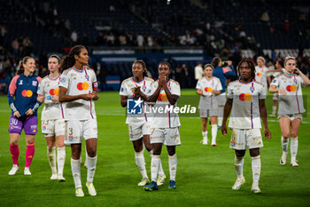 2023-09-15 - The players of Olympique Lyonnais celebrate the victory after the women’s French championship D1 Arkema football match between Paris Saint Germain and Olympique Lyonnais on October 1, 2023 at Parc des Princes stadium in Paris, France - FOOTBALL - WOMEN FRENCH CHAMP - PARIS SG V LYON - FRENCH WOMEN DIVISION 1 - SOCCER