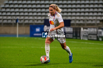 2023-11-05 - Eugenie Le Sommer of Olympique Lyonnais controls the ball during the Women's French championship, D1 Arkema football match between Paris FC and Olympique Lyonnais (Lyon) on November 5, 2023 at Sébastien Charléty stadium in Paris, France - FOOTBALL - WOMEN'S FRENCH CHAMP - PARIS FC V LYON - FRENCH WOMEN DIVISION 1 - SOCCER