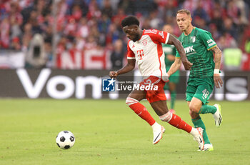 2023-08-27 - Alphonso Davies of Bayern Munich and Irvin Cardona of Augsburg during the German championship Bundesliga football match between Bayern Munich and Augsburg on August 27, 2023 at Allianz Arena in Munich, Germany - FOOTBALL - GERMAN CHAMP - BAYERN MUNICH V AUGSBURG - GERMAN BUNDESLIGA - SOCCER