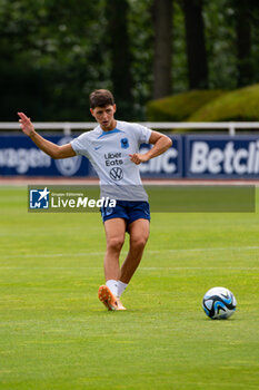 2023-07-04 - Elisa De Almeida of France controls the ball during the training of the French team, preparation for the FIFA Women's World Cup 2023 on July 4, 2023 at Centre National du Football in Clairefontaine-en-Yvelines, France - FOOTBALL - WOMEN'S WORLD CUP 2023 - TRAINING OF THE FRENCH WOMEN'S TEAM - FIFA WORLD CUP - SOCCER