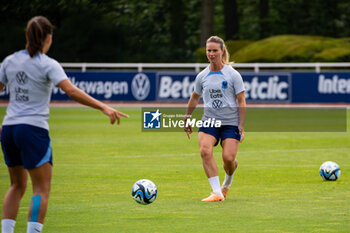 2023-07-04 - Amandine Henry of France controls the ball during the training of the French team, preparation for the FIFA Women's World Cup 2023 on July 4, 2023 at Centre National du Football in Clairefontaine-en-Yvelines, France - FOOTBALL - WOMEN'S WORLD CUP 2023 - TRAINING OF THE FRENCH WOMEN'S TEAM - FIFA WORLD CUP - SOCCER