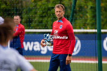 2023-07-04 - Herve Renard head coach of France during the training of the French team, preparation for the FIFA Women's World Cup 2023 on July 4, 2023 at Centre National du Football in Clairefontaine-en-Yvelines, France - FOOTBALL - WOMEN'S WORLD CUP 2023 - TRAINING OF THE FRENCH WOMEN'S TEAM - FIFA WORLD CUP - SOCCER