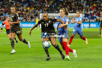 2023-07-24 - Allyson Swaby (17) of Jamaica holds off Sandie Toletti (6) of France during the 2023 FIFA Women’s World Cup, Group F football match between France and Jamaica on 23 July 2023 at Stadium Australia in Sydney, Australia - FOOTBALL - WOMEN'S WORLD CUP 2023 - FRANCE V JAMAICA - FIFA WORLD CUP - SOCCER