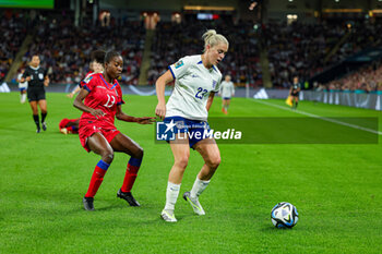 2023-07-24 - Alessia Russo (23) of England and Betina Petit-Frère of Haiti during the 2023 FIFA Women’s World Cup, Group D football match between England and Haiti on 22 July 2023 at Suncorp Stadium in Brisbane, Australia - FOOTBALL - WOMEN'S WORLD CUP 2023 - ENGLAND V HAITI - FIFA WORLD CUP - SOCCER