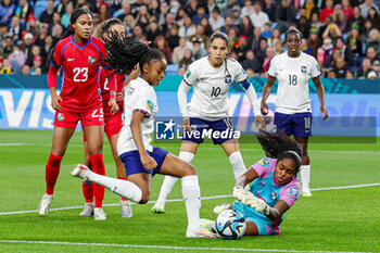 2023-08-03 - Yenith Bailey (12) of Panama makes a save from Laurina Fazer (4) of France during the 2023 FIFA Women’s World Cup, Group F football match between Panama and France on 2 August 2023 at Sydney Football Stadium in Sydney, Australia - FOOTBALL - WOMEN'S WORLD CUP 2023 - PANAMA V FRANCE - FIFA WORLD CUP - SOCCER