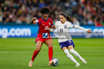 2023-08-03 - Amel Majri (10) of France tussles with Marta Cox (10) of Panama during the 2023 FIFA Women’s World Cup, Group F football match between Panama and France on 2 August 2023 at Sydney Football Stadium in Sydney, Australia - FOOTBALL - WOMEN'S WORLD CUP 2023 - PANAMA V FRANCE - FIFA WORLD CUP - SOCCER