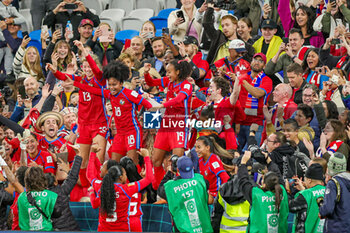 2023-08-03 - Panama players climb over to their fans during the 2023 FIFA Women’s World Cup, Group F football match between Panama and France on 2 August 2023 at Sydney Football Stadium in Sydney, Australia - FOOTBALL - WOMEN'S WORLD CUP 2023 - PANAMA V FRANCE - FIFA WORLD CUP - SOCCER