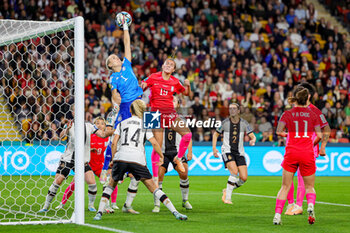2023-08-03 - Merle Frohms (1) of Germany punches clear from Casey Phair (19) of Korea Republic during the 2023 FIFA Women’s World Cup, Group H football match between Korea Republic and Germany on 3 August 2023 at Brisbane Stadium in Brisbane, Australia - FOOTBALL - WOMEN'S WORLD CUP 2023 - KOREA REPUBLIC V GERMANY - FIFA WORLD CUP - SOCCER