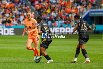 2023-08-06 - Jill Roord (6) of Netherlands challenges Kholosa Biyana (19) of South Africa during the 2023 FIFA Women’s World Cup, round of 16 football match between Netherlands and South Africa on 6 August 2023 at Sydney Football Stadium, Sydney, Australia - FOOTBALL - WOMEN'S WORLD CUP 2023 - NETHERLANDS V SOUTH AFRICA - FIFA WORLD CUP - SOCCER