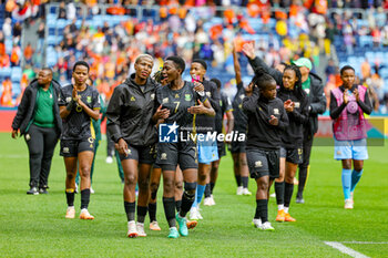 2023-08-06 - South Africa players thank fans at full time during the 2023 FIFA Women’s World Cup, round of 16 football match between Netherlands and South Africa on 6 August 2023 at Sydney Football Stadium, Sydney, Australia - FOOTBALL - WOMEN'S WORLD CUP 2023 - NETHERLANDS V SOUTH AFRICA - FIFA WORLD CUP - SOCCER