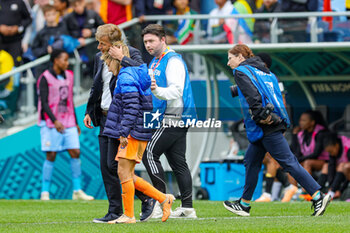 2023-08-06 - Coach Andries Jonker of Netherlands consols Danielle van de Donk (10) of Netherlands at full time as she will miss the next game during the 2023 FIFA Women’s World Cup, round of 16 football match between Netherlands and South Africa on 6 August 2023 at Sydney Football Stadium, Sydney, Australia - FOOTBALL - WOMEN'S WORLD CUP 2023 - NETHERLANDS V SOUTH AFRICA - FIFA WORLD CUP - SOCCER