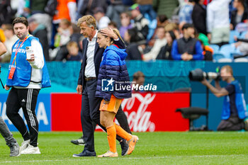 2023-08-06 - Coach Andries Jonker of Netherlands consols Danielle van de Donk (10) of Netherlands at full time as she will miss the next game during the 2023 FIFA Women’s World Cup, round of 16 football match between Netherlands and South Africa on 6 August 2023 at Sydney Football Stadium, Sydney, Australia - FOOTBALL - WOMEN'S WORLD CUP 2023 - NETHERLANDS V SOUTH AFRICA - FIFA WORLD CUP - SOCCER