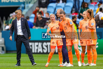2023-08-06 - Coach Andries Jonker of Netherlands celebrates with his players at full time during the 2023 FIFA Women’s World Cup, round of 16 football match between Netherlands and South Africa on 6 August 2023 at Sydney Football Stadium, Sydney, Australia - FOOTBALL - WOMEN'S WORLD CUP 2023 - NETHERLANDS V SOUTH AFRICA - FIFA WORLD CUP - SOCCER