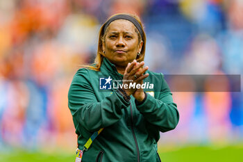 2023-08-06 - Coach Desiree Ellis of South Africa thanks fans at full time during the 2023 FIFA Women’s World Cup, round of 16 football match between Netherlands and South Africa on 6 August 2023 at Sydney Football Stadium, Sydney, Australia - FOOTBALL - WOMEN'S WORLD CUP 2023 - NETHERLANDS V SOUTH AFRICA - FIFA WORLD CUP - SOCCER