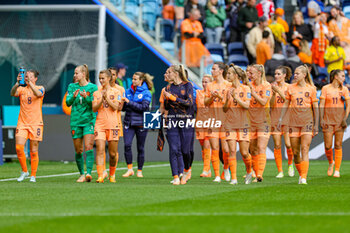 2023-08-06 - Netherlands players thank fans at full time during the 2023 FIFA Women’s World Cup, round of 16 football match between Netherlands and South Africa on 6 August 2023 at Sydney Football Stadium, Sydney, Australia - FOOTBALL - WOMEN'S WORLD CUP 2023 - NETHERLANDS V SOUTH AFRICA - FIFA WORLD CUP - SOCCER