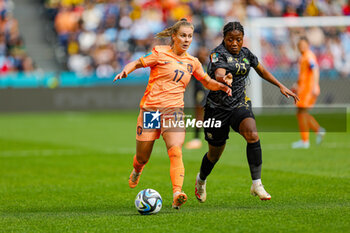 2023-08-06 - Victoria Pelova (17) of Netherlands tussles with Wendy Shongwe (23) of South Africa during the 2023 FIFA Women’s World Cup, round of 16 football match between Netherlands and South Africa on 6 August 2023 at Sydney Football Stadium, Sydney, Australia - FOOTBALL - WOMEN'S WORLD CUP 2023 - NETHERLANDS V SOUTH AFRICA - FIFA WORLD CUP - SOCCER