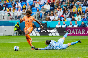 2023-08-06 - Lineth Beerensteyn (7) of Netherlands goes past Kaylin Swart (1) of South Africa but is ruled offside during the 2023 FIFA Women’s World Cup, round of 16 football match between Netherlands and South Africa on 6 August 2023 at Sydney Football Stadium, Sydney, Australia - FOOTBALL - WOMEN'S WORLD CUP 2023 - NETHERLANDS V SOUTH AFRICA - FIFA WORLD CUP - SOCCER