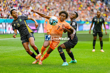 2023-08-06 - Lineth Beerensteyn (7) of Netherlands and Hildah Magaia (8), Karabo Dhlamini (7) of South Africa during the 2023 FIFA Women’s World Cup, round of 16 football match between Netherlands and South Africa on 6 August 2023 at Sydney Football Stadium, Sydney, Australia - FOOTBALL - WOMEN'S WORLD CUP 2023 - NETHERLANDS V SOUTH AFRICA - FIFA WORLD CUP - SOCCER