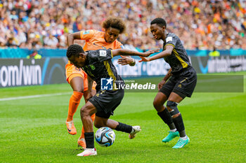 2023-08-06 - Lineth Beerensteyn (7) of Netherlands and Noko Matlou (4), Karabo Dhlamini (7) of South Africa during the 2023 FIFA Women’s World Cup, round of 16 football match between Netherlands and South Africa on 6 August 2023 at Sydney Football Stadium, Sydney, Australia - FOOTBALL - WOMEN'S WORLD CUP 2023 - NETHERLANDS V SOUTH AFRICA - FIFA WORLD CUP - SOCCER