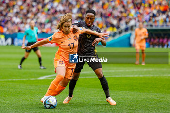 2023-08-07 - Victoria Pelova (17) of Netherlands tussles with Bongeka Gamede (3) of South Africa during the 2023 FIFA Women’s World Cup, round of 16 football match between Netherlands and South Africa on 6 August 2023 at Sydney Football Stadium, Sydney, Australia - FOOTBALL - WOMEN'S WORLD CUP 2023 - NETHERLANDS V SOUTH AFRICA - FIFA WORLD CUP - SOCCER